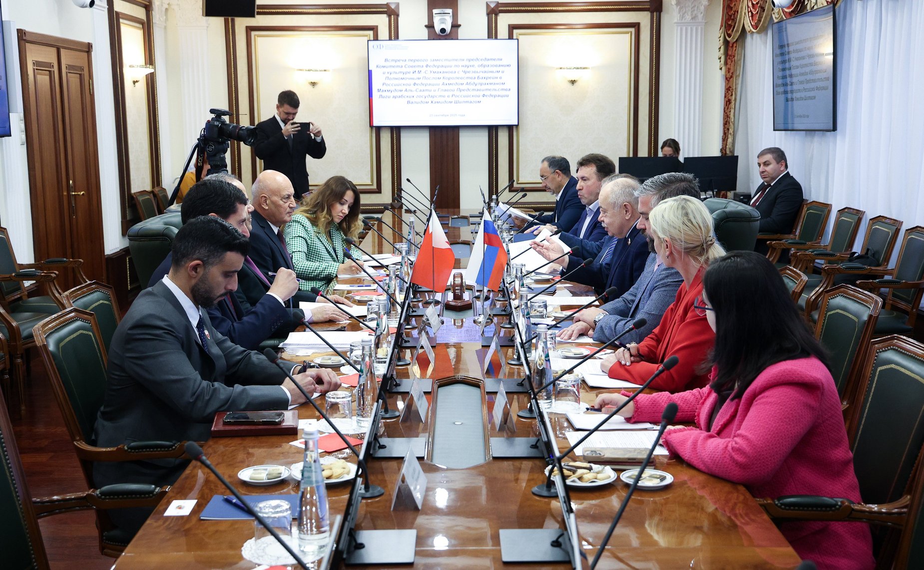 Ильяс Умаханов провел встречу с Чрезвычайным и Полномочным Послом Королевства Бахрейн в РФ Ахмедом Абдулрахманом Махмудом Аль-Саати и Главой Представительства Лиги арабских государств в России Валидом Хамидом Шилтагом
