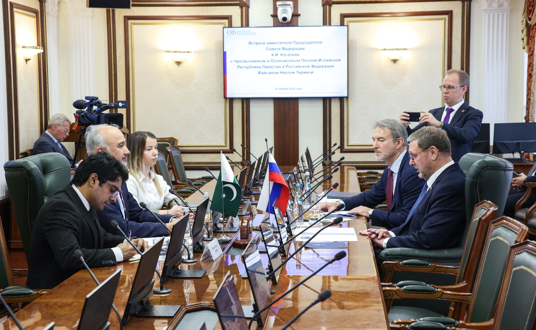 Встреча заместителя Председателя Совета Федерации Константина Косачева с Чрезвычайным и Полномочным Послом Исламской Республики Пакистан в Российской Федерации Файсалом Ниазом Тирмизи