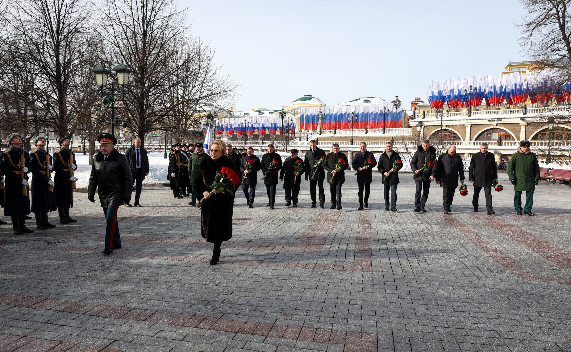 Председатель Совета Федерации Валентина Матвиенко возложила цветы к Могиле Неизвестного Солдата у Кремлевской стены