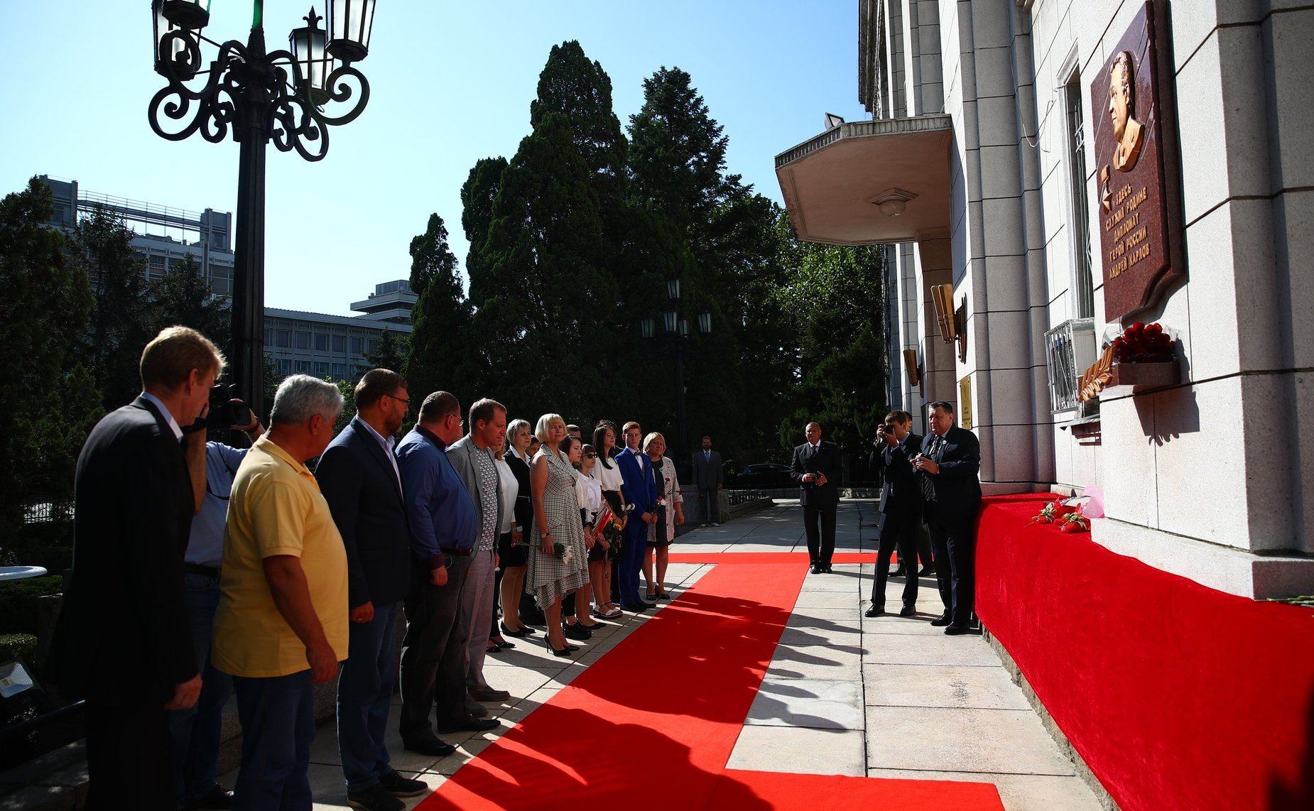 Возложение цветов к памятной табличке Героя России А.Г.Карлова в Посольстве России в КНДР