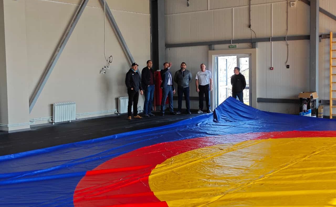 Андрей Хапочкин осмотрел многофункциональный спорткомплекс в городе Макаров и провел ряд встреч