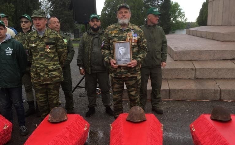 Торжественная церемония захоронения останков наших бойцов на Мемориальном кладбище в Севастополе