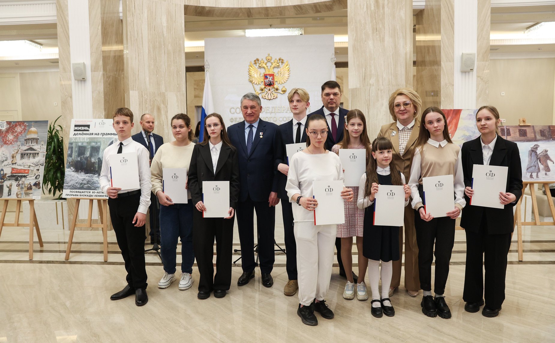 В СФ открылась выставка победителей конкурса детского рисунка к 80-летию прорыва блокады Ленинграда