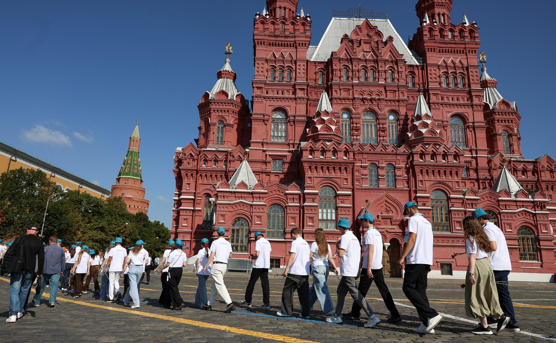 Культурно-образовательный проект «Поезд памяти». Москва. Торжественное возложение цветов у Могилы Неизвестного Солдата в Александровском саду