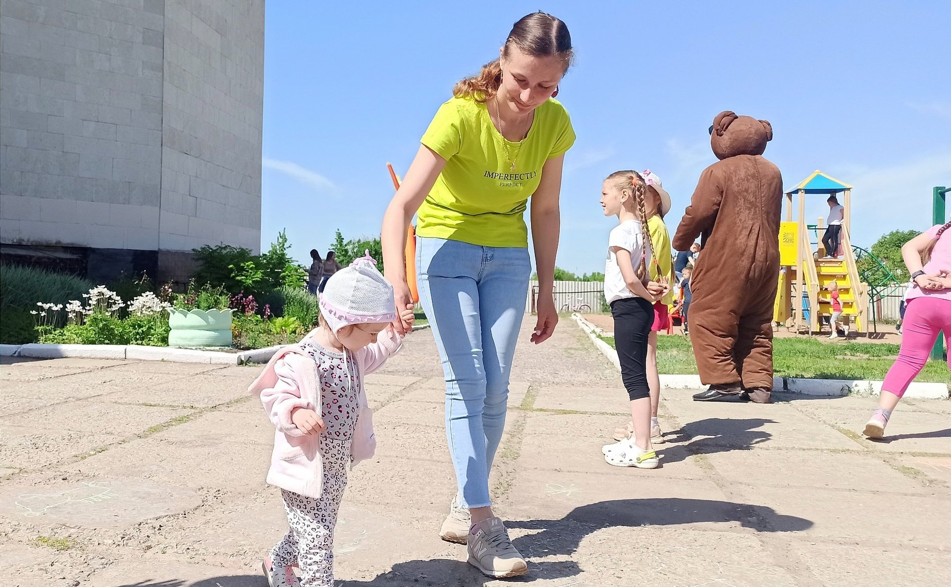 Олег Алексеев поздравил жителей с Днем защиты детей