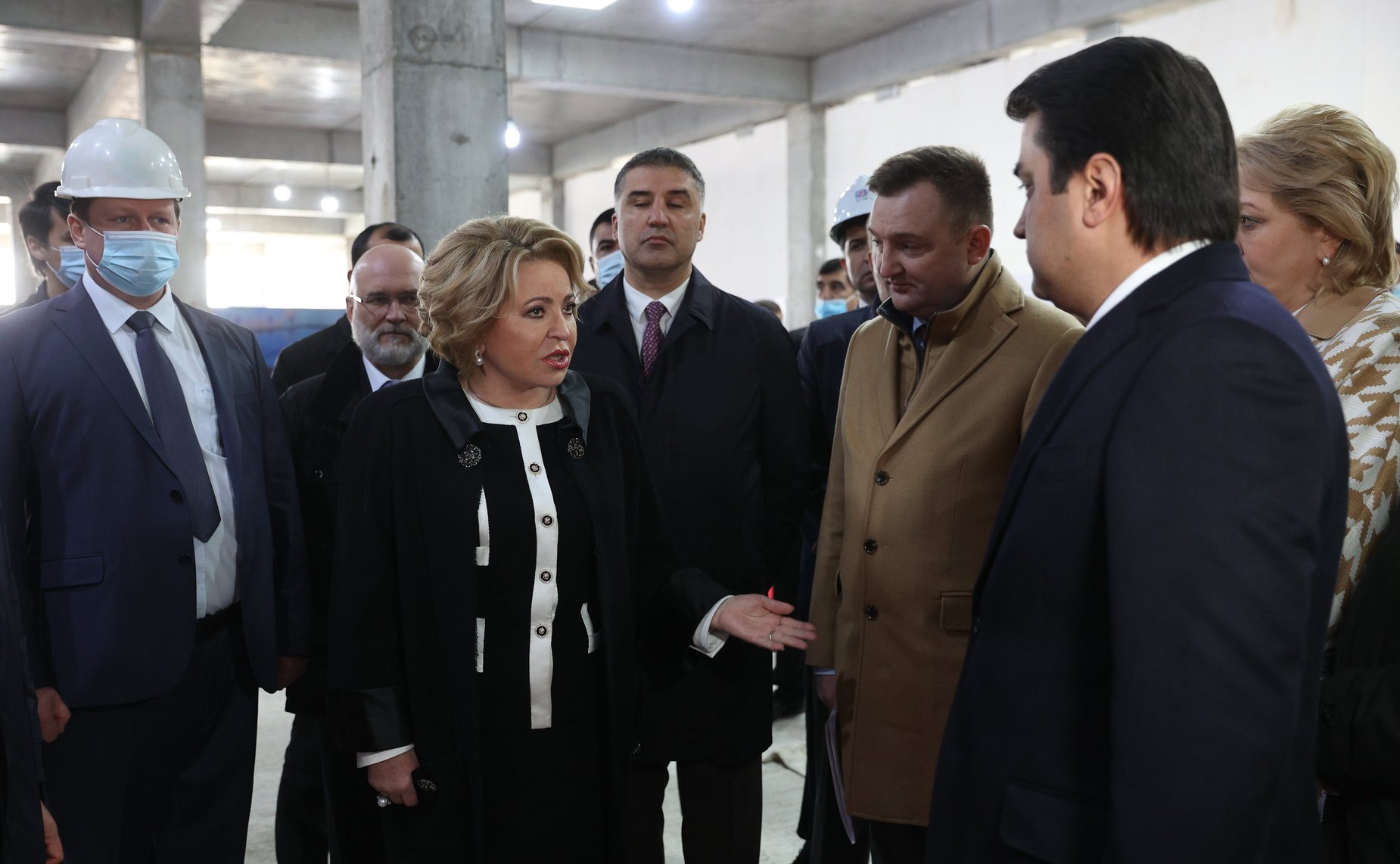 Осмотр строительства нового образовательного учреждения, в котором будет осуществляться обучение и на русском языке