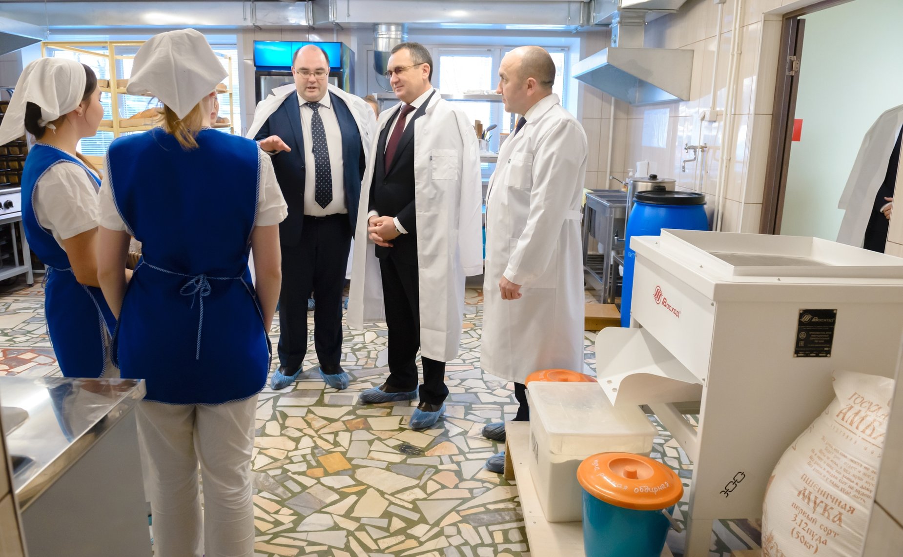 В учебной научно-производственной лаборатории по хлебопечению