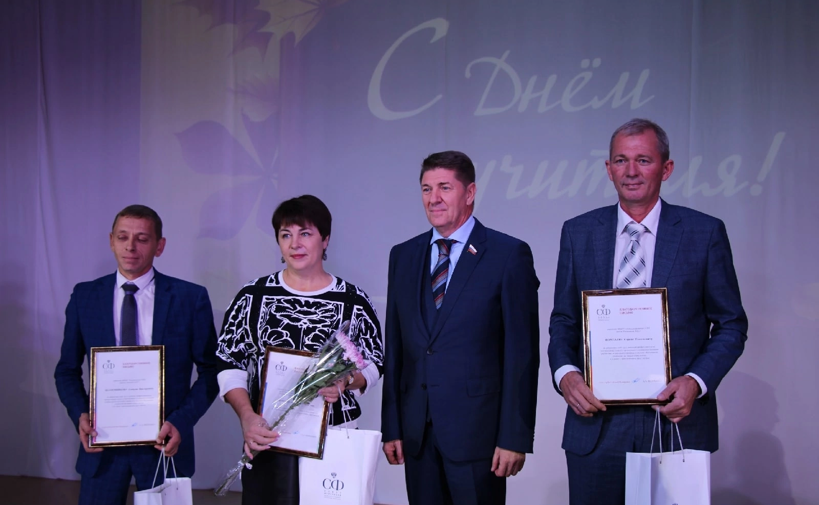 Андрей Шевченко в ходе рабочей поездки в регион посетил среднюю общеобразовательную школу имени Героя Советского Союза В.Д. Рощепкина