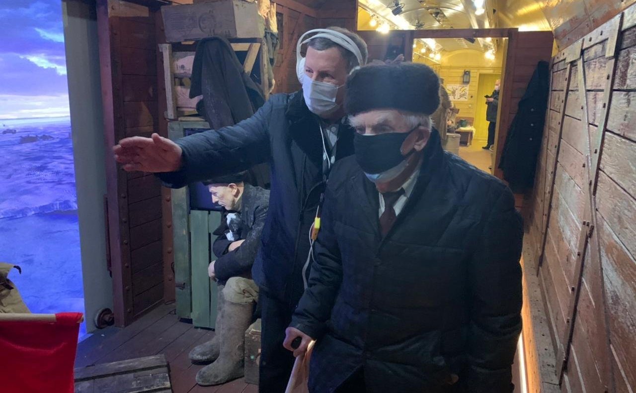 Сергей Березкин вместе с ветераном Великой Отечественной войны Владимиром Задворочным посетил передвижной музей «Поезд Победы» в Ярославле