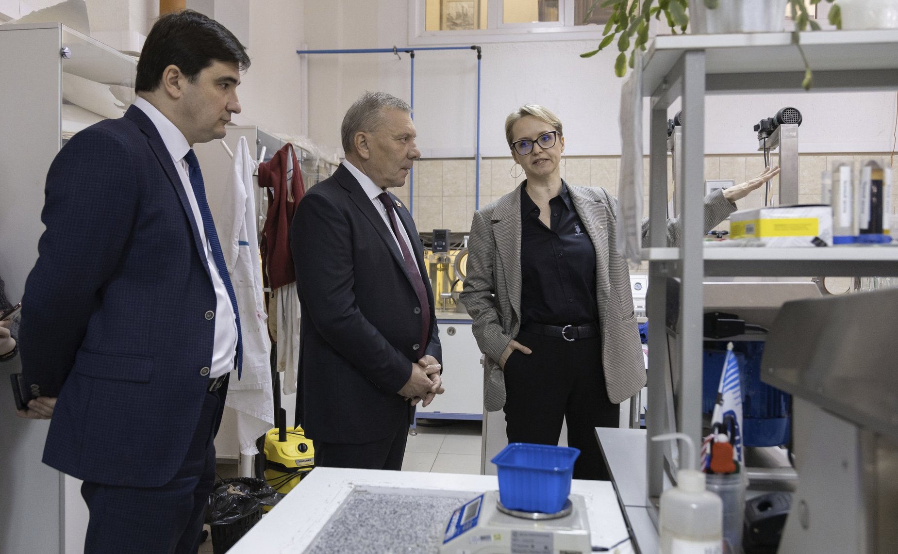 Юрий Борисов посетил несколько научных и образовательных объектов САФУ: лабораторию диагностики углеродных материалов и спиново-оптических явлений в широкозонных полупроводниках, лабораторию ИТЦ «Современные переработки биоресурсов Севера»