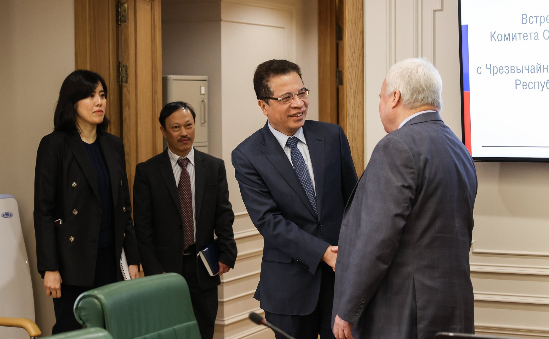 Встреча первого заместителя председателя Комитета СФ по международным делам Андрея Денисова с Чрезвычайным и Полномочным Послом Социалистической Республики Вьетнам в РФ