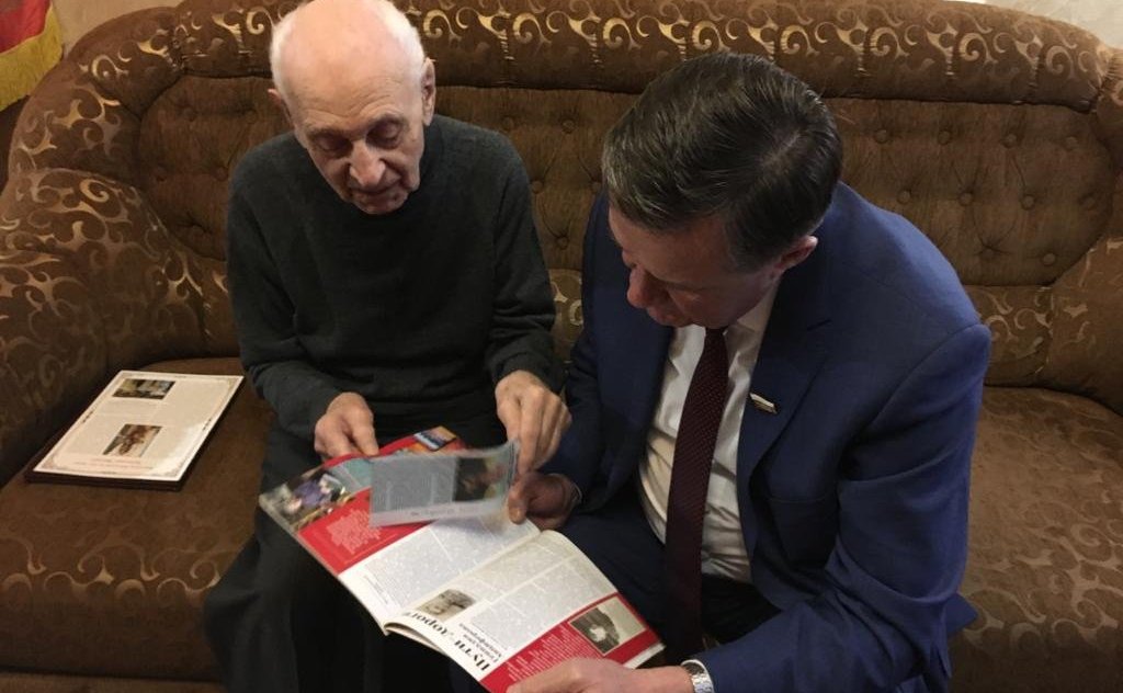 Сергей Рябухин в ходе рабочей поездки в регион поздравил ветерана Великой Отечественной Войны, Воздушно-десантных войск и строительства Геннадия Анциферова с 95-летием