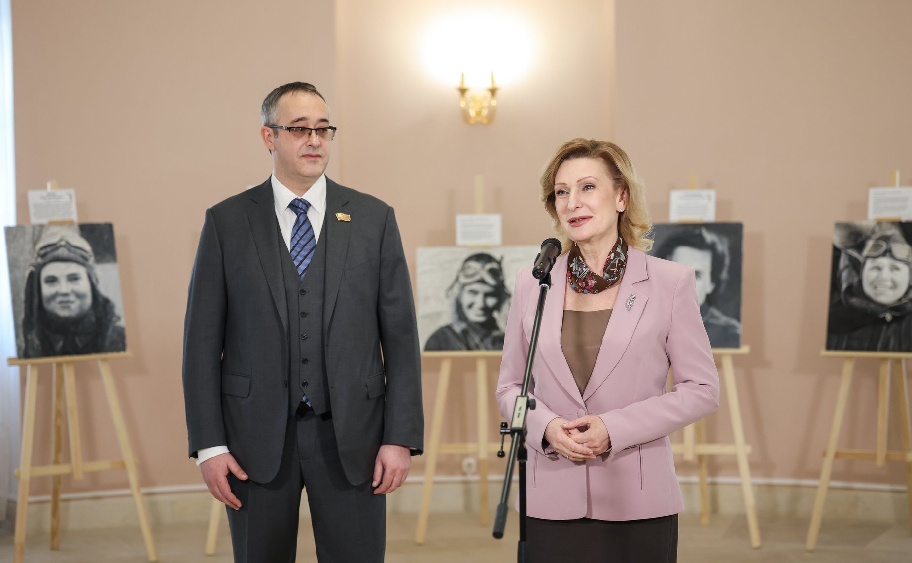 Инна Святенко приняла участие в открытии в Московском парламентском центре выставки «Прекрасный полк» Асара Сафиулина (фото пресс-служба Московской городской Думы)