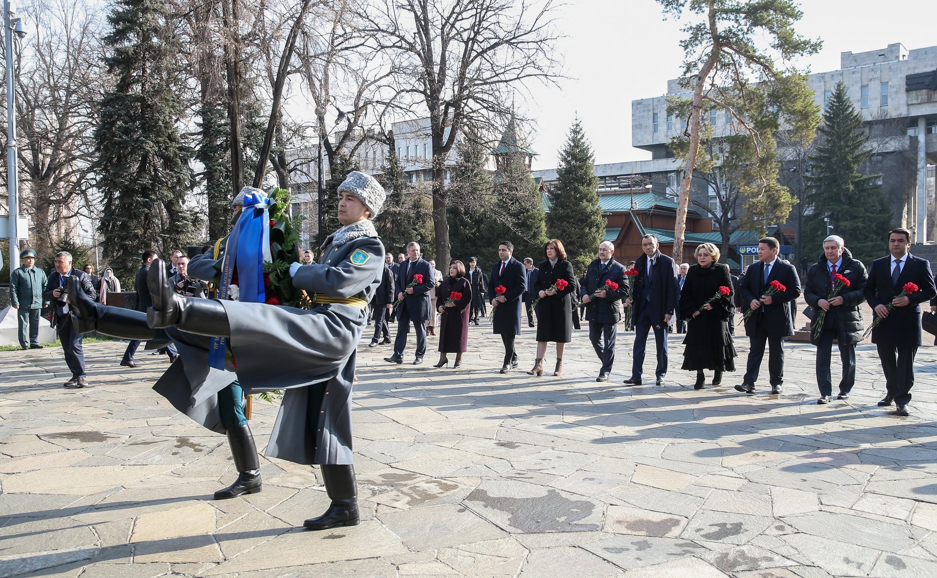 Церемония возложения цветов к Мемориалу славы, посвященному 28 героям-панфиловцам