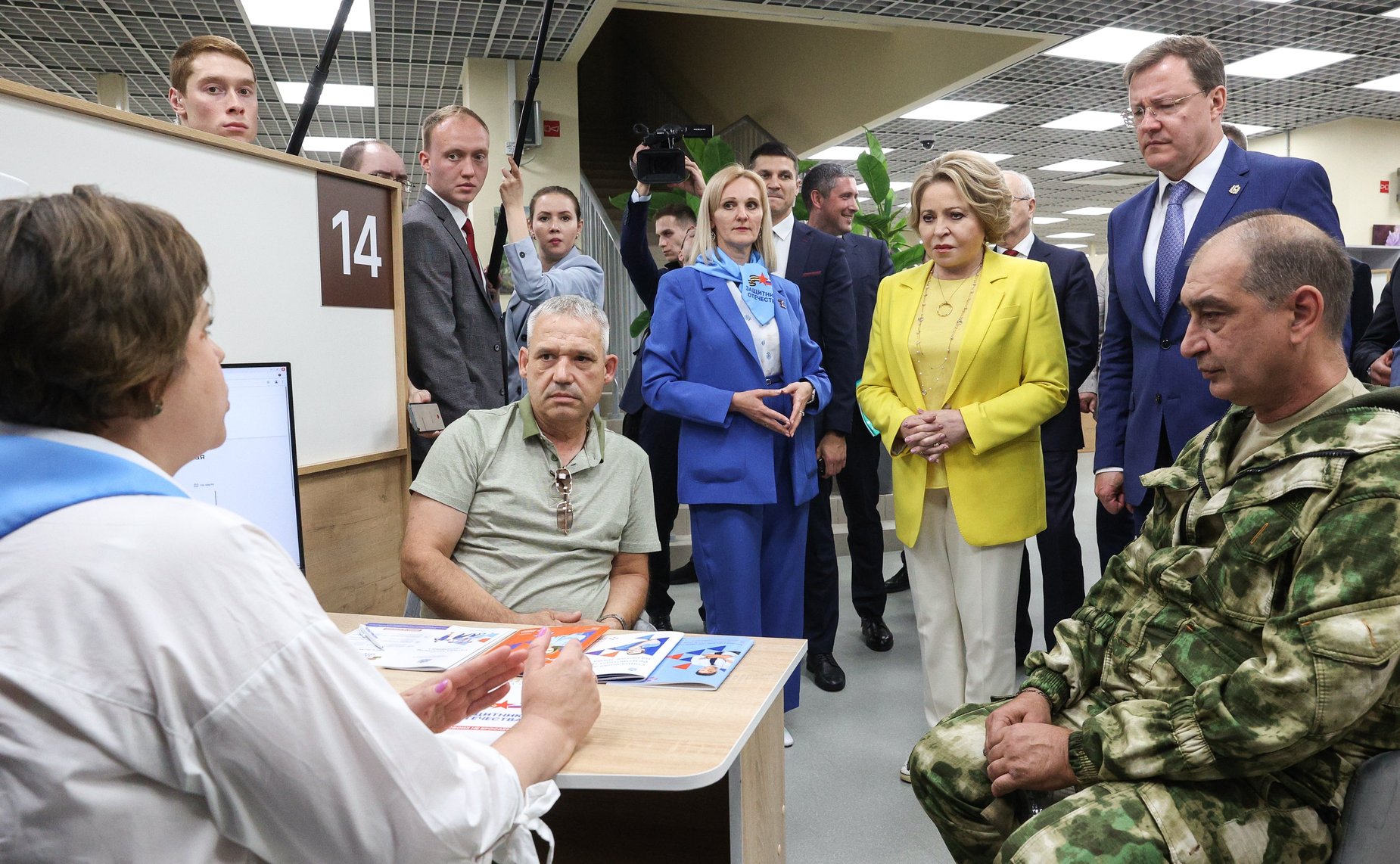 Председатель СФ Валентина Матвиенко вместе с губернатором региона Дмитрием Азаровым посетила региональный филиал Государственного фонда поддержки участников специальной военной операции «Защитники Отечества»