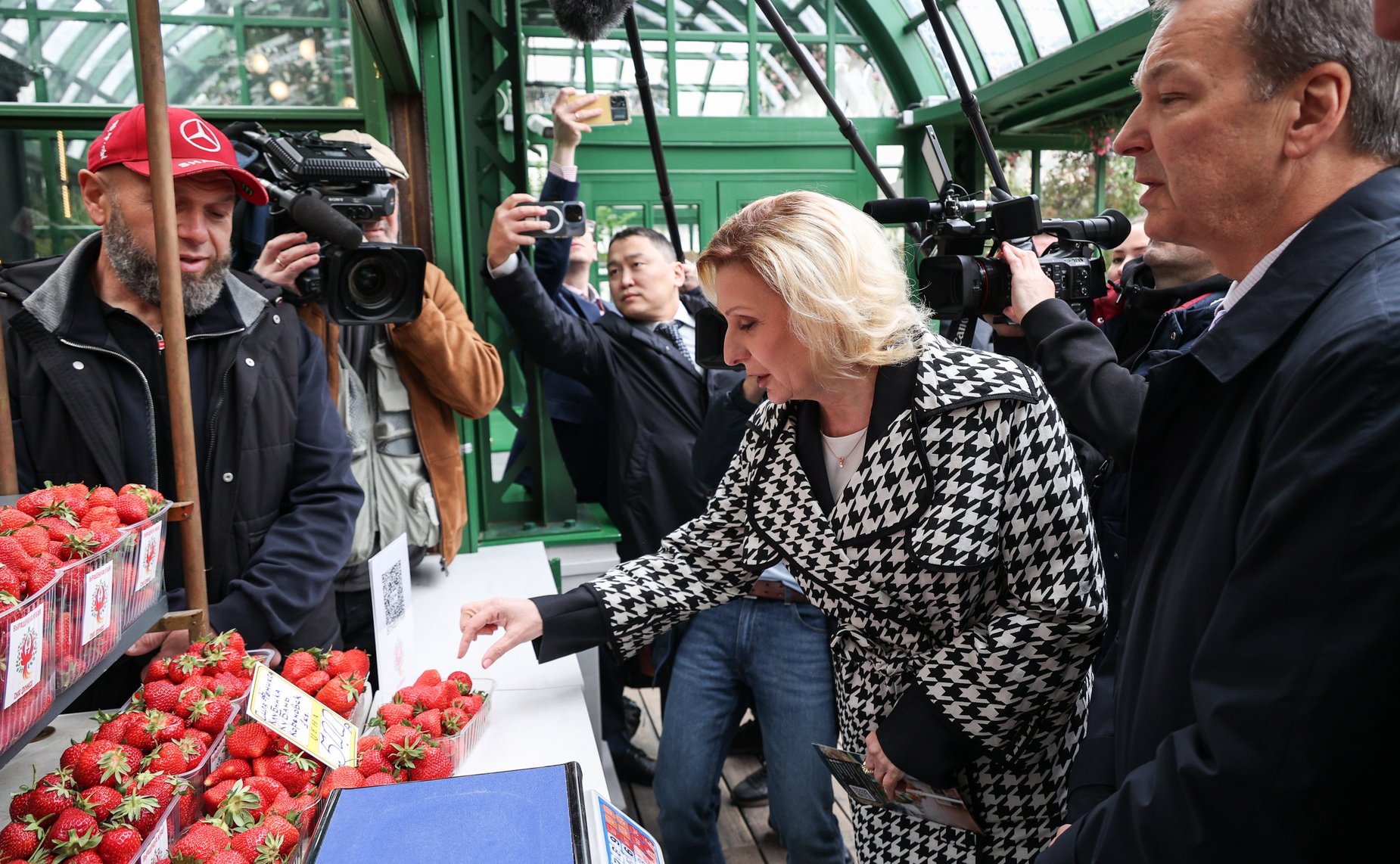 Сенаторы РФ открыли ярмарку фермерской продукции в Москве