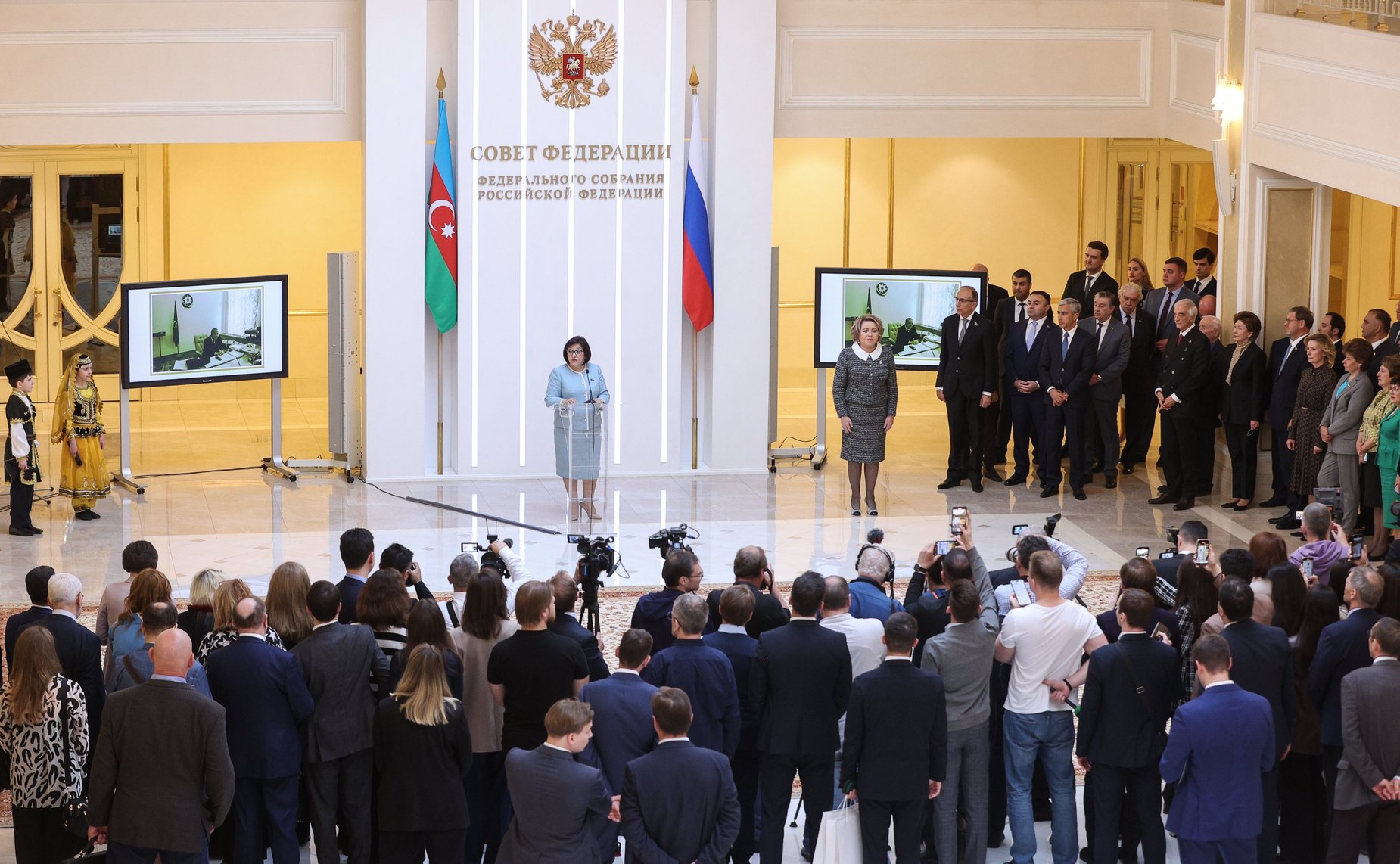 Валентина Матвиенко и Председатель Милли Меджлиса Азербайджанской Республики Сагиба Гафарова открыли в верхней палате российского парламента фотовыставку «В России часть моей души…», посвященную 100-летию со дня рождения Гейдара Алиева