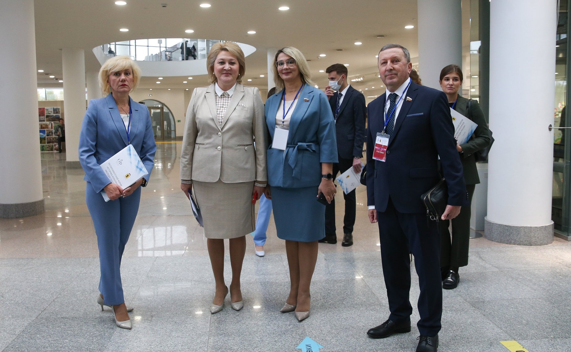 Участники VIII Парламентского форума «Историко-культурное наследие России» посетили выставку, где были представлены работы ярославских мастеров по финифти и майолике