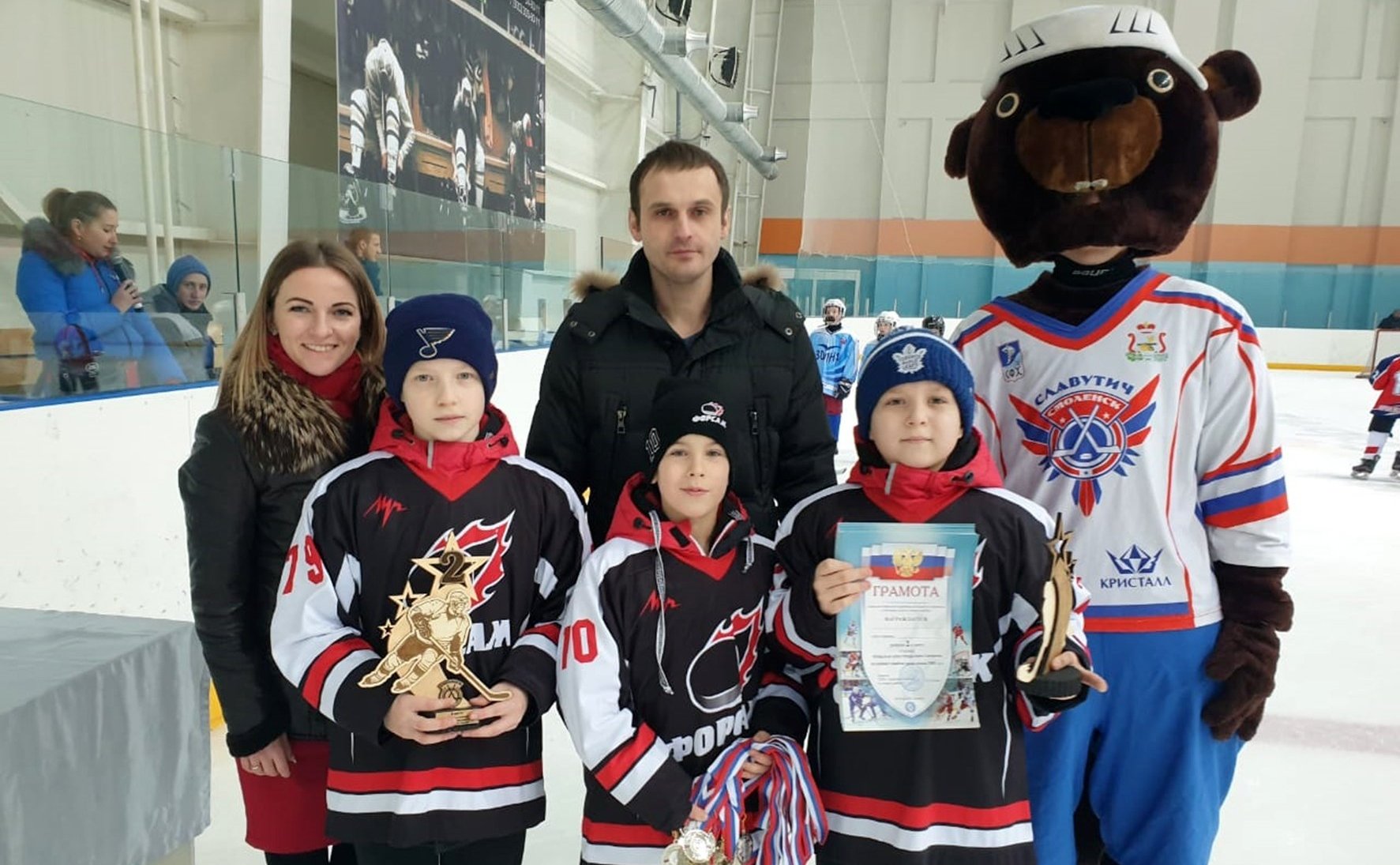 Сергей Леонов поздравил юных победителей турнира по хоккею