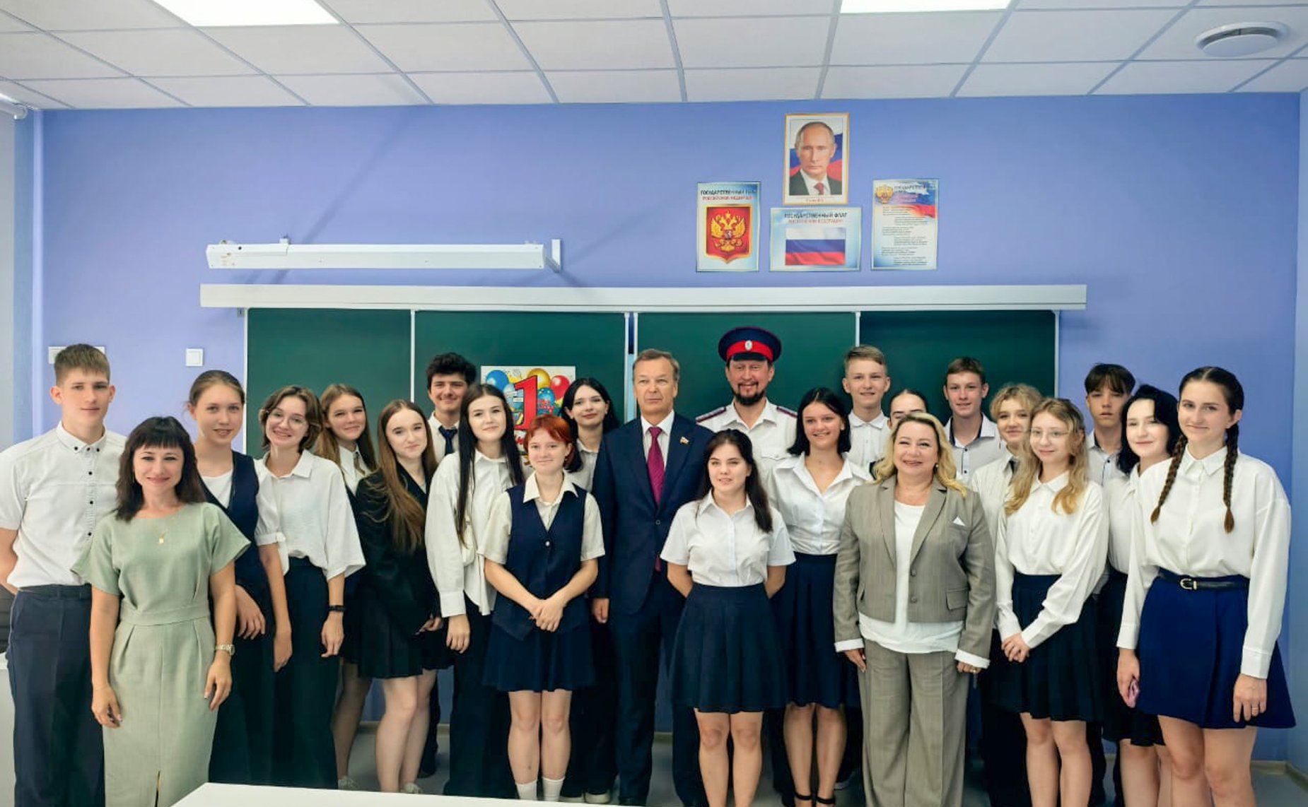 Первый заместитель Председателя Совета Федерации Андрей Яцкин поздравил учителей и учеников начальной школы № 5 города Азова с Днем знаний