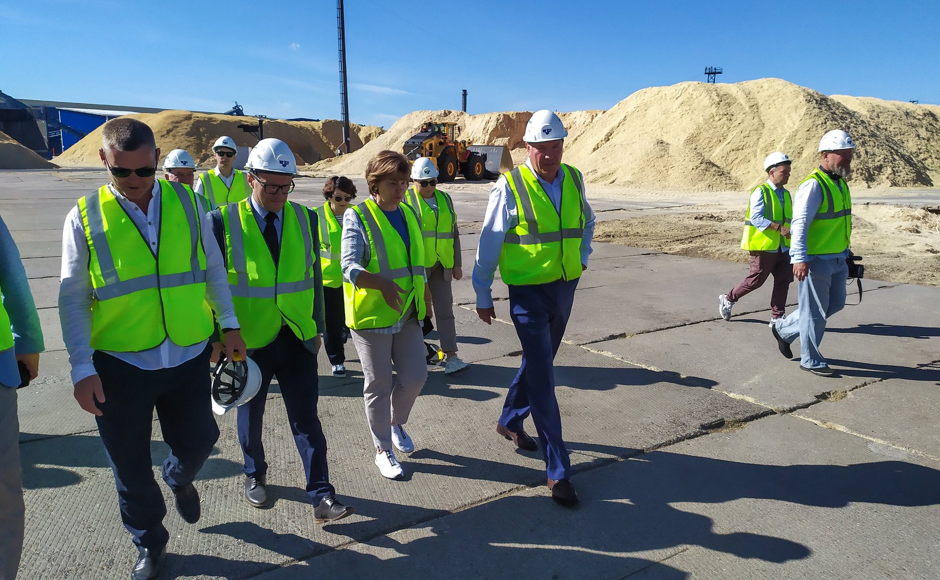 В рамках работы Совета по вопросам развития лесного комплекса сенаторы посетили ряд производственных объектов на территории Архангельской области