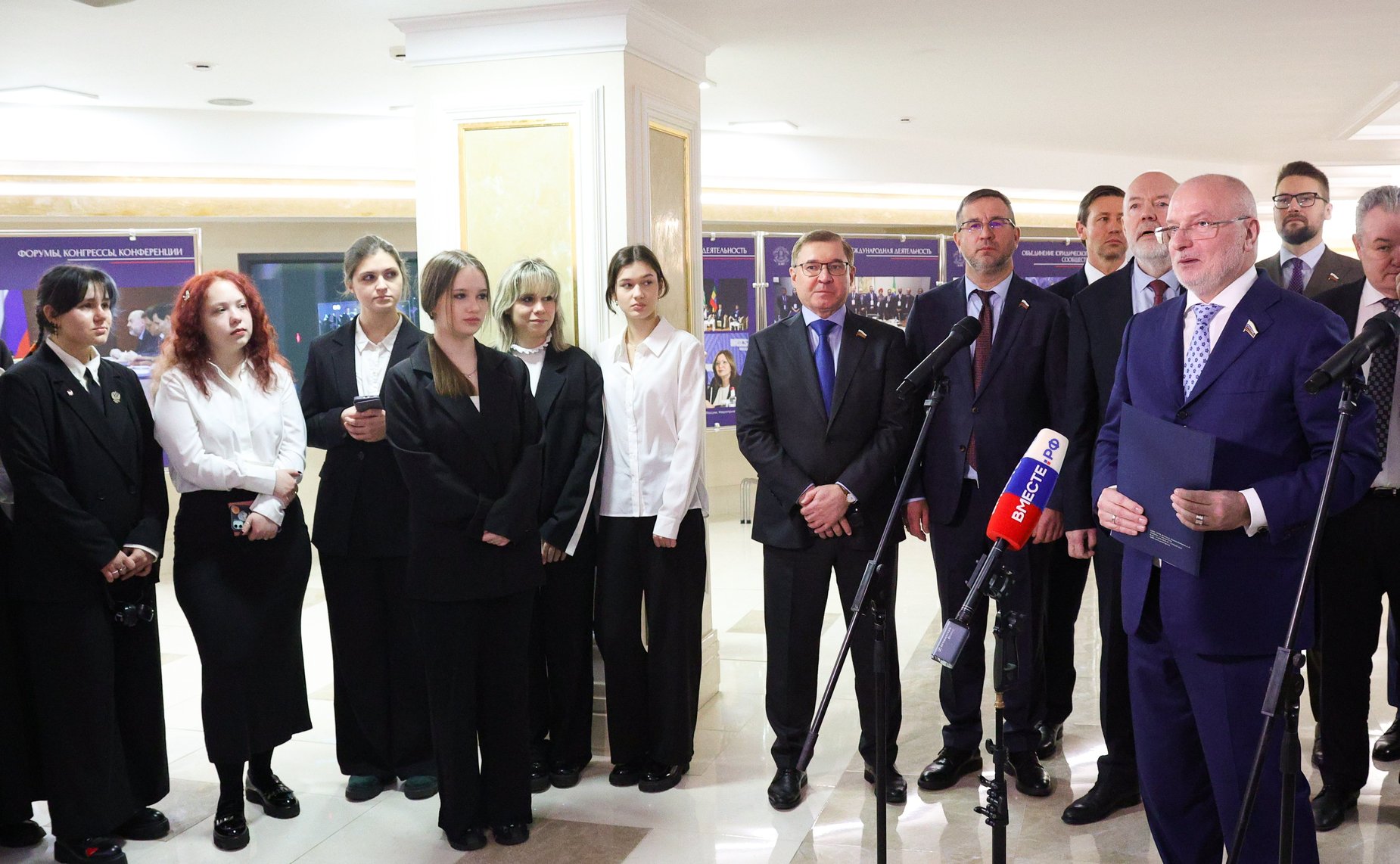 Андрей Клишас открыл выставку, посвященную 20-летию Ассоциации юристов России