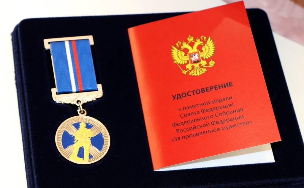 Олег Алексеев вручил медаль Совета Федерации «За проявленное мужество» девятикласснику Антону Солдатенкову