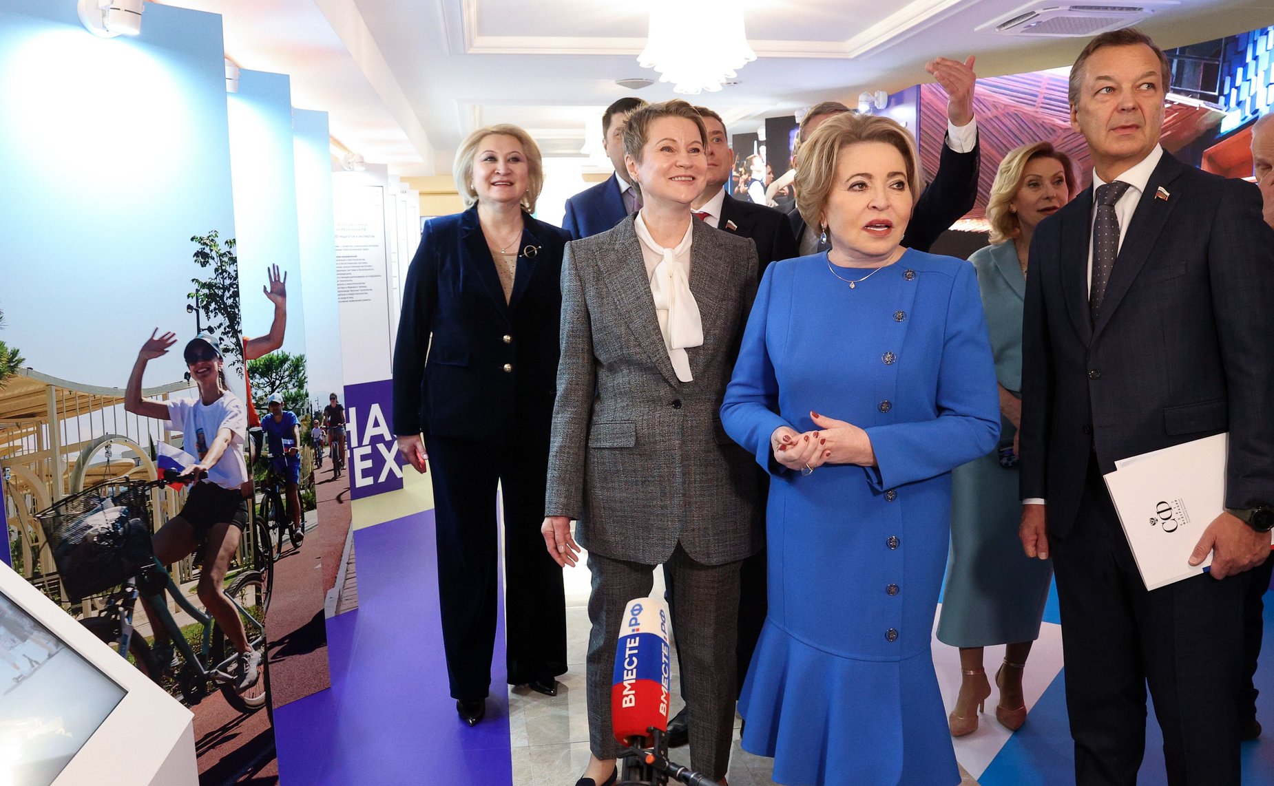 Валентина Матвиенко и Елена Шмелева посетили выставку, рассказывающую об Образовательном центре «Сириус» и перспективах его развития