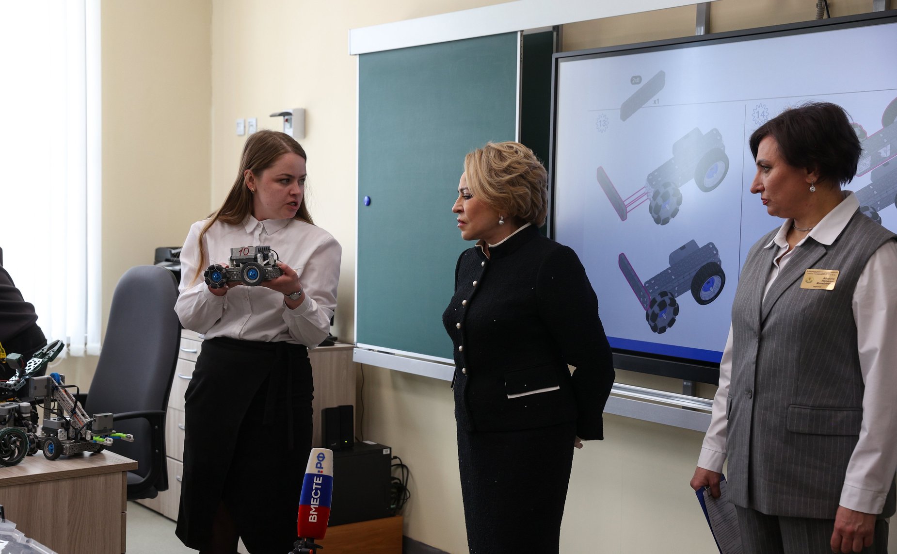 В ходе рабочей поездки в Курганскую область Председатель Совета Федерации Валентина Матвиенко посетила среднюю общеобразовательную школу №52 города Кургана