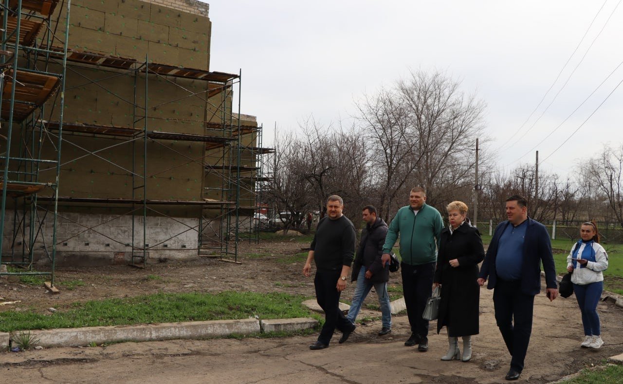 Ольга Бас проинспектировала ход восстановительных работ на социальных объектах ЛНР