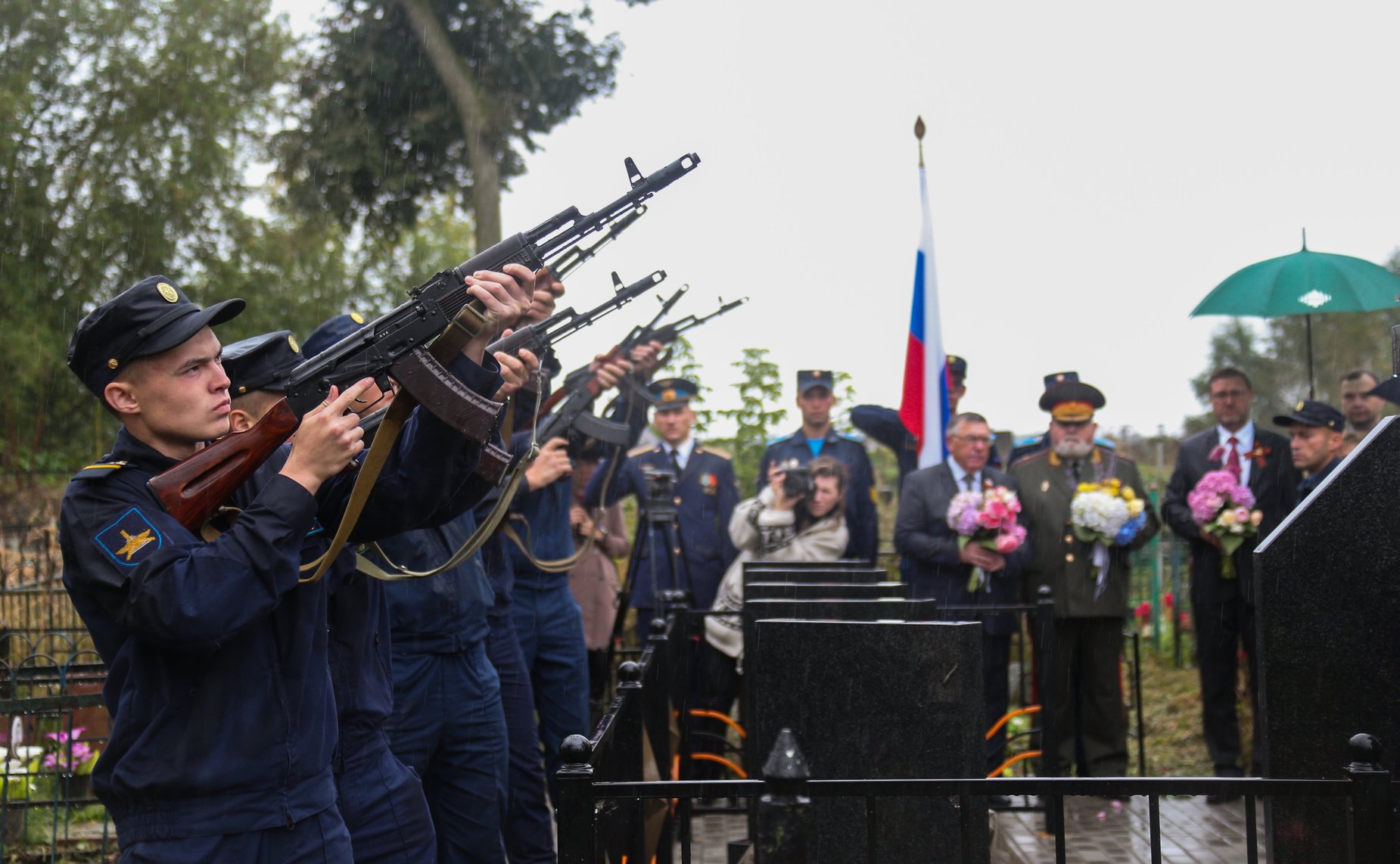 Константин Косачев и Валерий Рязанский приняли участие в открытии двух отремонтированных и реконструированных воинских мемориалов, расположенных на территории Спас-Заулковского муниципального кладбища
