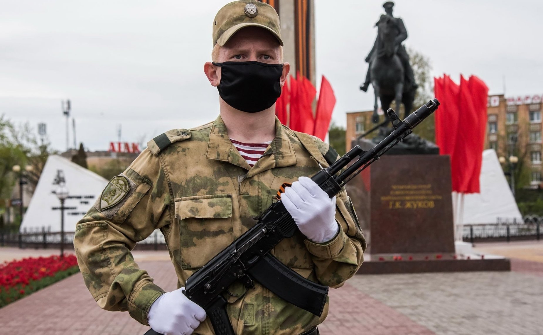 Возложение цветов к Вечному огню у могилы Неизвестного солдата