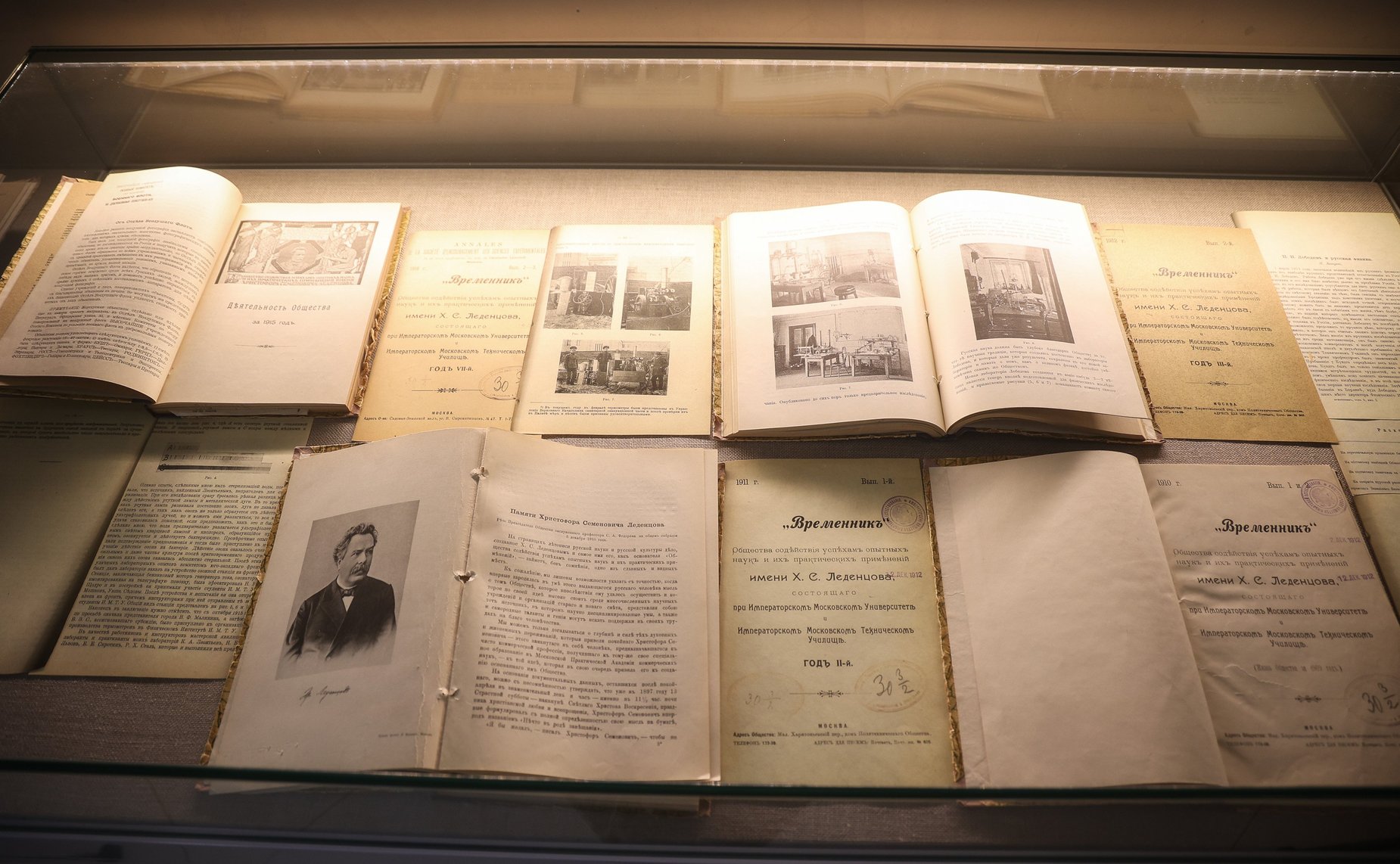 В Совете Федерации проходит выставка «Леденцовское общество друзей человечества»