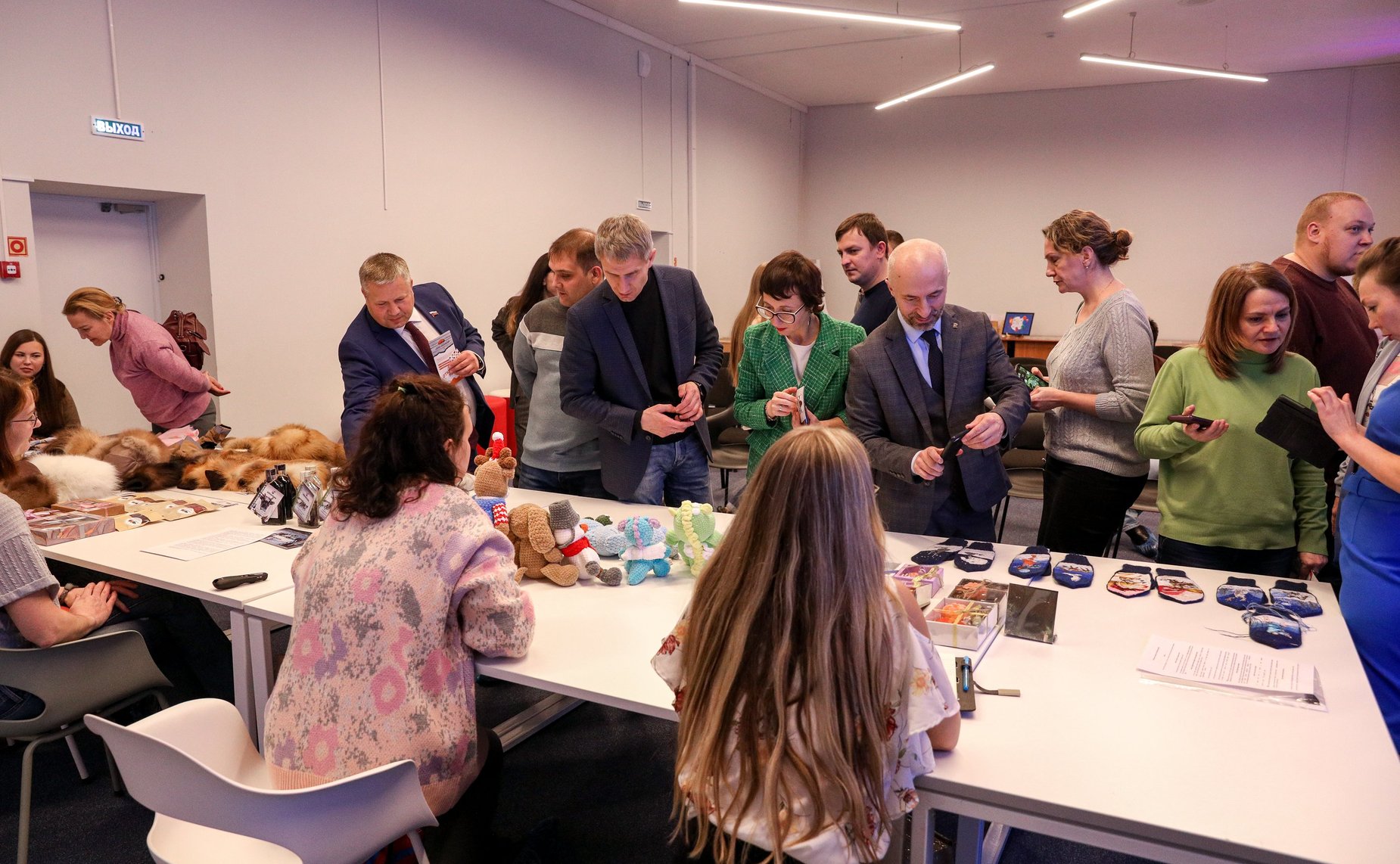 Денис Гусев побывал на презентации продукции «Сделано в НАО»