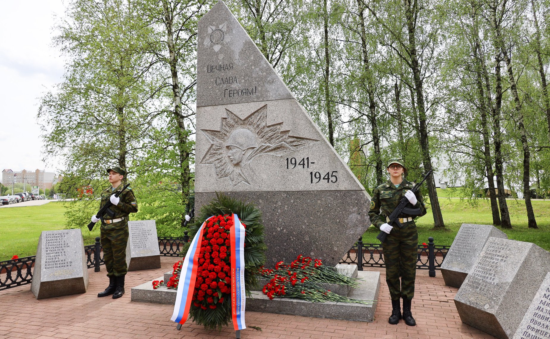 В Год защитника Отечества и 80-летия Победы в Великой Отечественной войне 1941–1945 годов сенаторы РФ и сотрудники Аппарата СФ провели акцию «Сад Памяти» — высадили 250 кустов сирени в музее-заповеднике «Горки Ленинские»