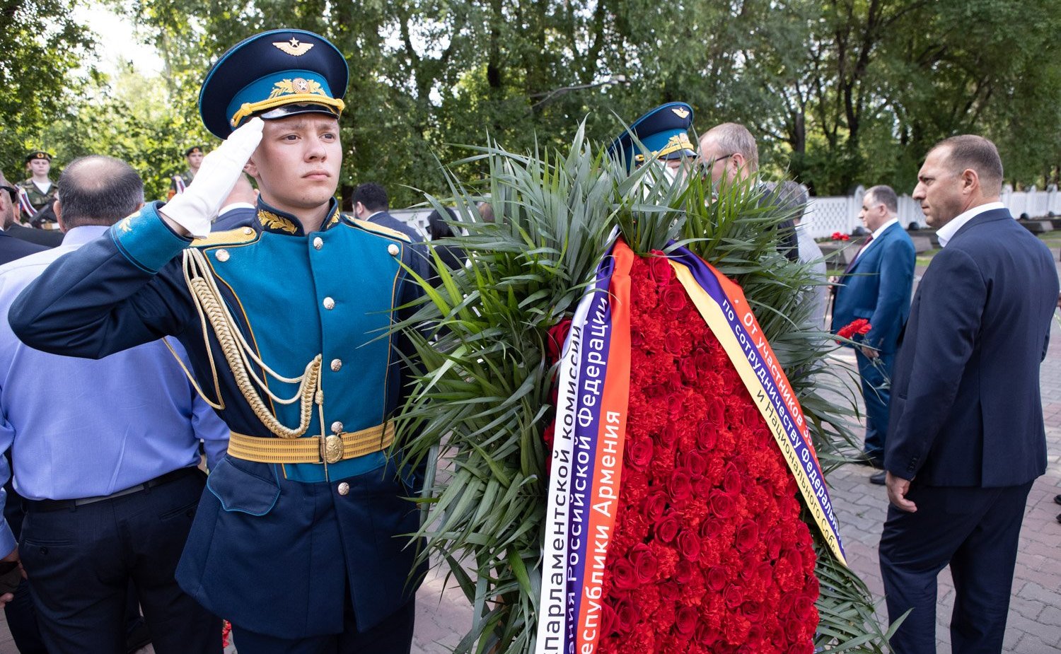 Члены парламентских делегаций России и Армении приняли участие в церемонии возложения цветов к Вечному огню на мемориале Победы