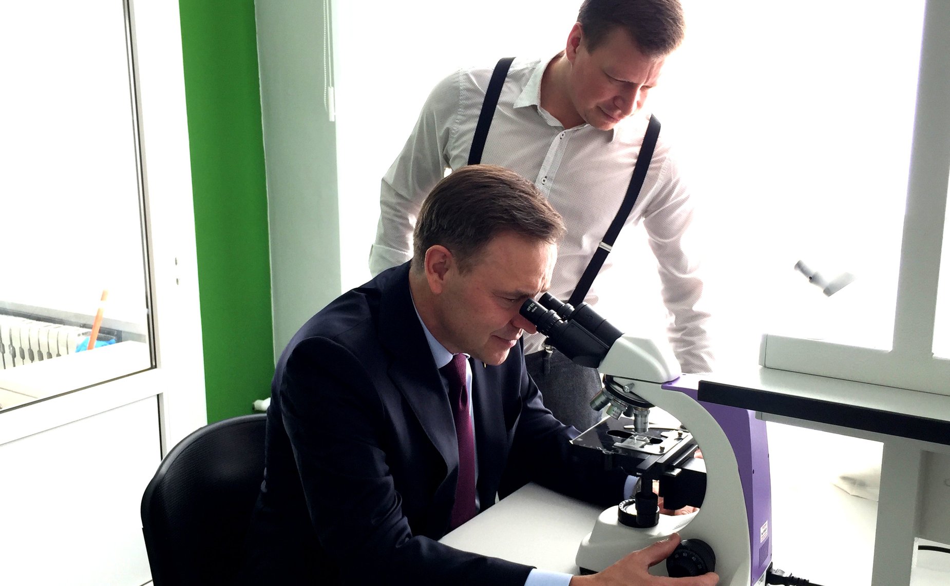 Виктор Новожилов осмотрел первую в Архангельской области научно-учебную лабораторию «Агрокуб»