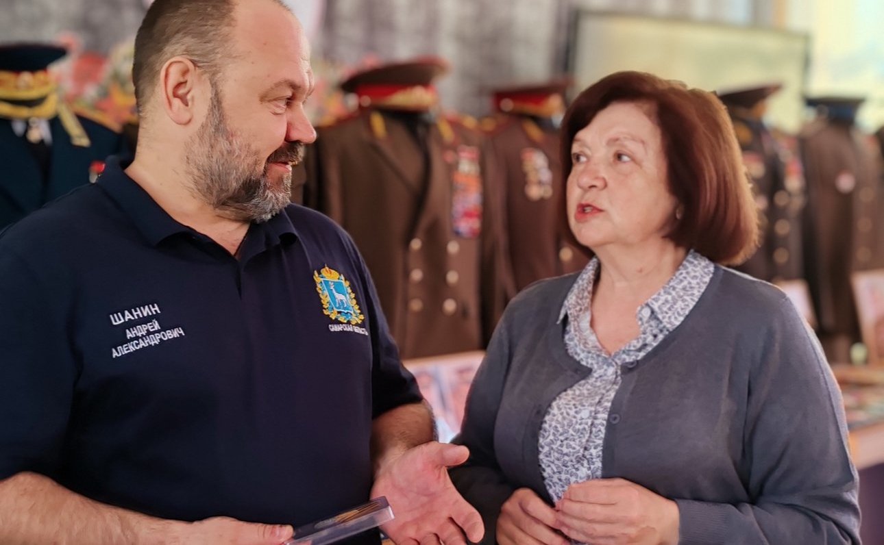 Игорь Кастюкевич организовал для школьников Херсонской области выставку «Гордость и слава России в орденах и медалях»