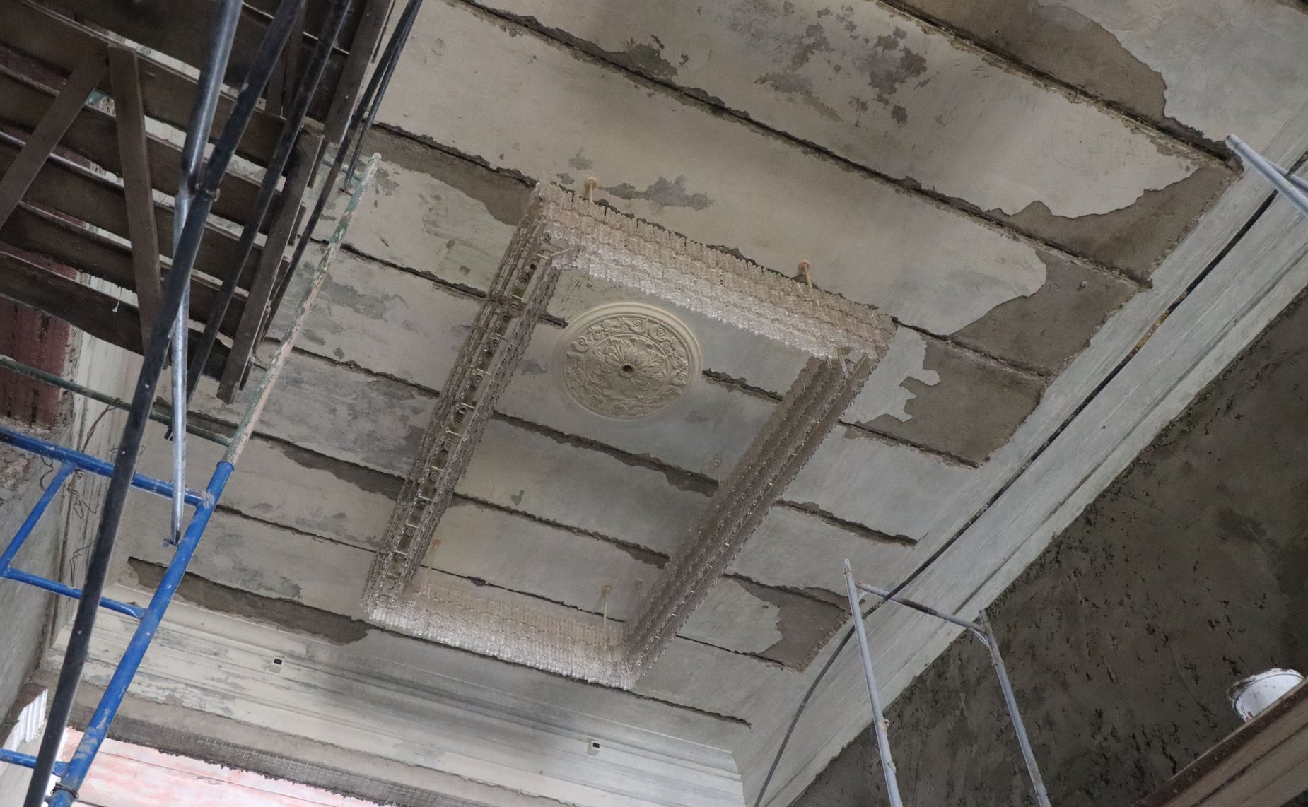 Артем Малащенков вместе с председателем Смоленской областной Думы Игорем Ляховым побывал в Вяземском районе, где идет ремонт двух досуговых учреждений