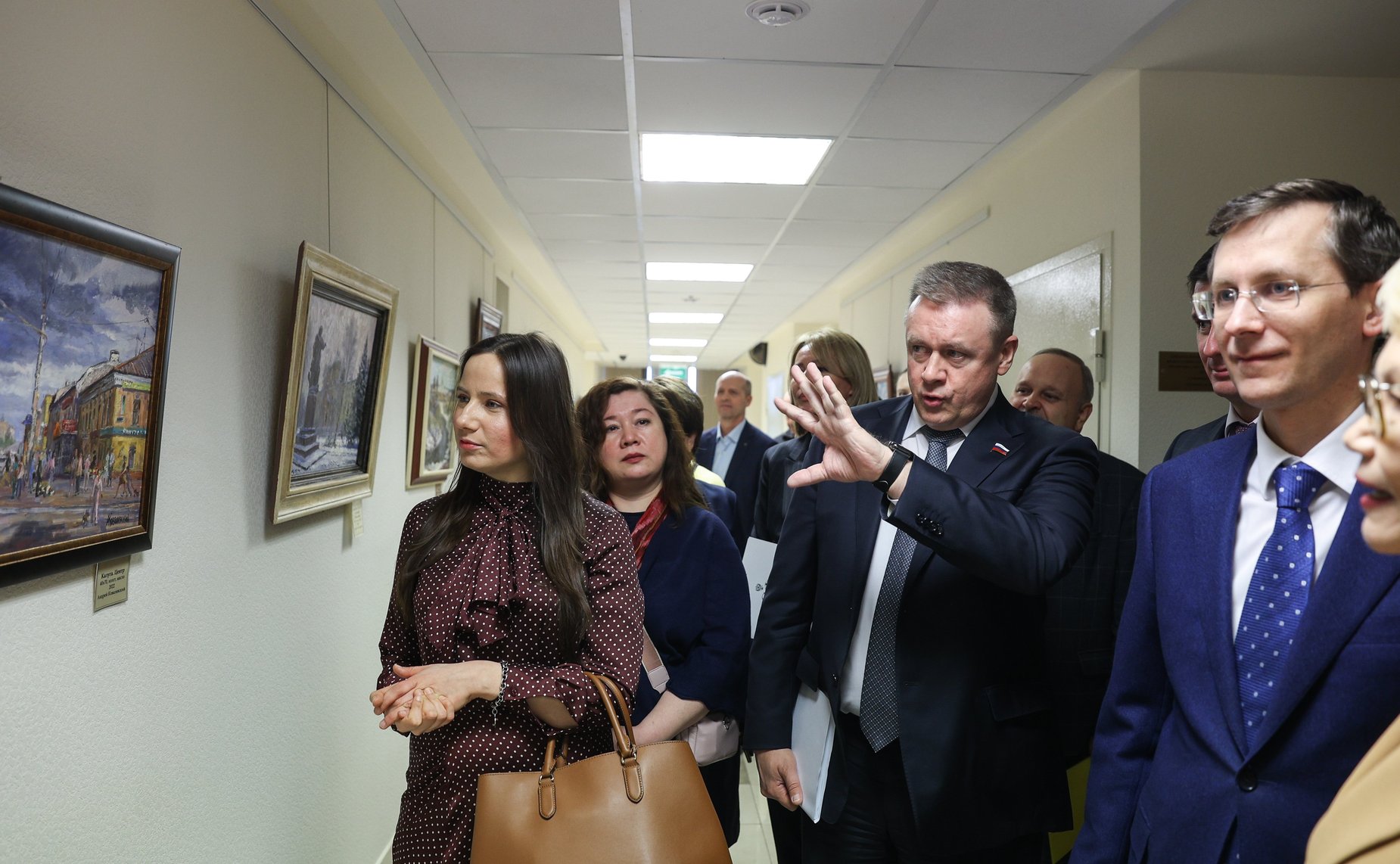 Дина Оюн открыла в верхней палате парламента выставку живописи московского художника Андрея Ковалевского «Мир на палитре»