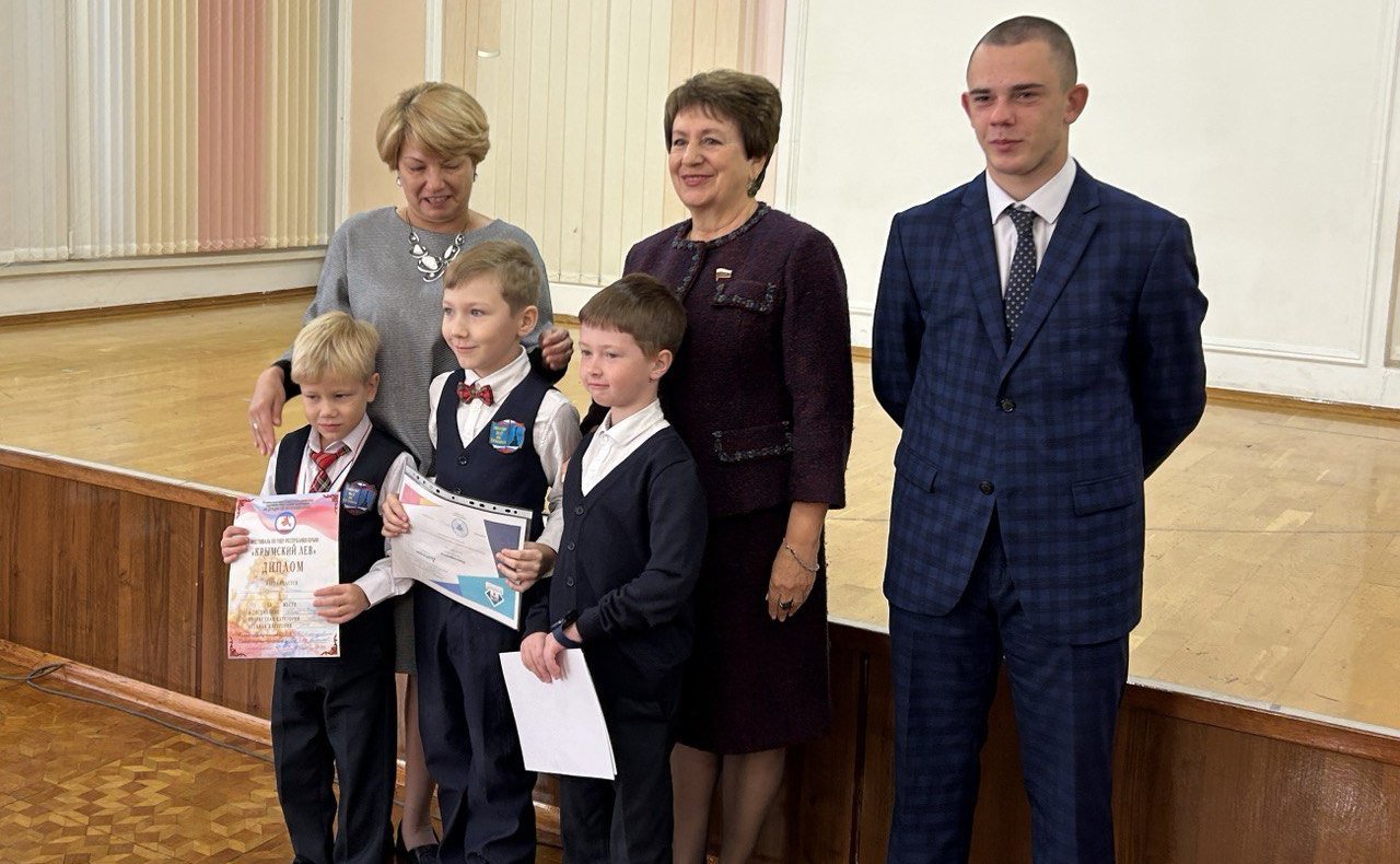Екатерина Алтабаева приняла участие в еженедельной торжественной линейке в Гимназии №7 им. В.И. Великого, посвящённой выносу Государственного флага Российской Федерации и исполнению гимна