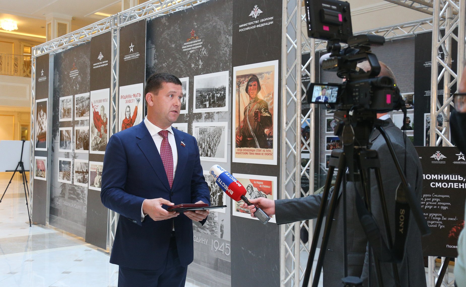 Андрею Чернышеву передана медаль солдата, найденная молдавскими поисковиками на месте боев Великой Отечественной войны