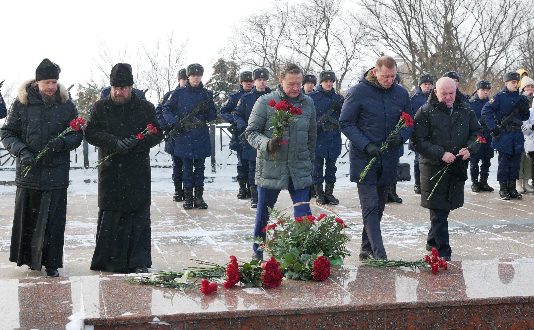 В День воинской славы России — «День Защитника Отечества», Сергей Рябухин возложил цветы к Вечному огню