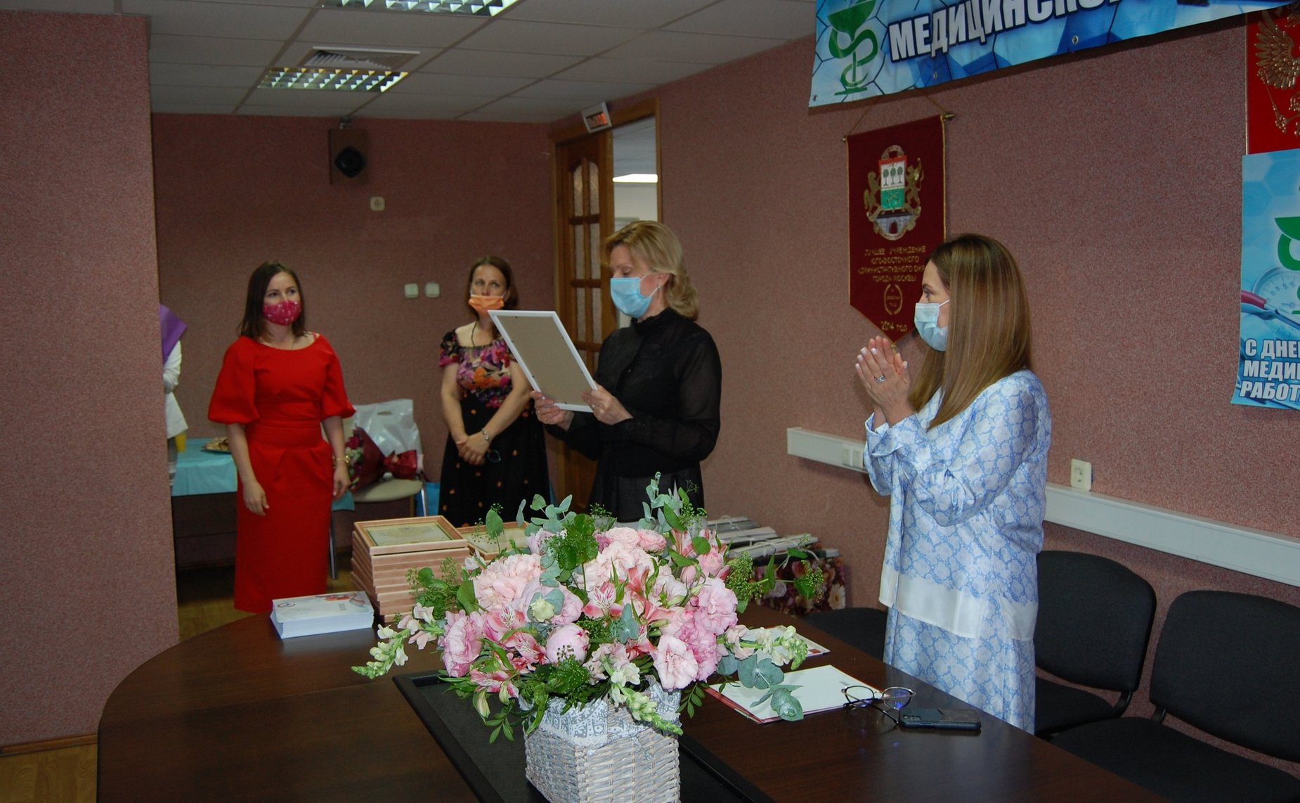 Инна Святенко поздравила медицинских работников поликлиники № 19 города Москвы с профессиональным праздником — Днём медицинского работника