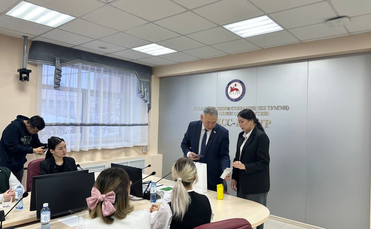 Сахамин Афанасьев в ходе поездки в регион встретился с юными корреспондентами Детского издательства «Кэскил» им. Н.Е. Мординова-Амма Аччыгыйа