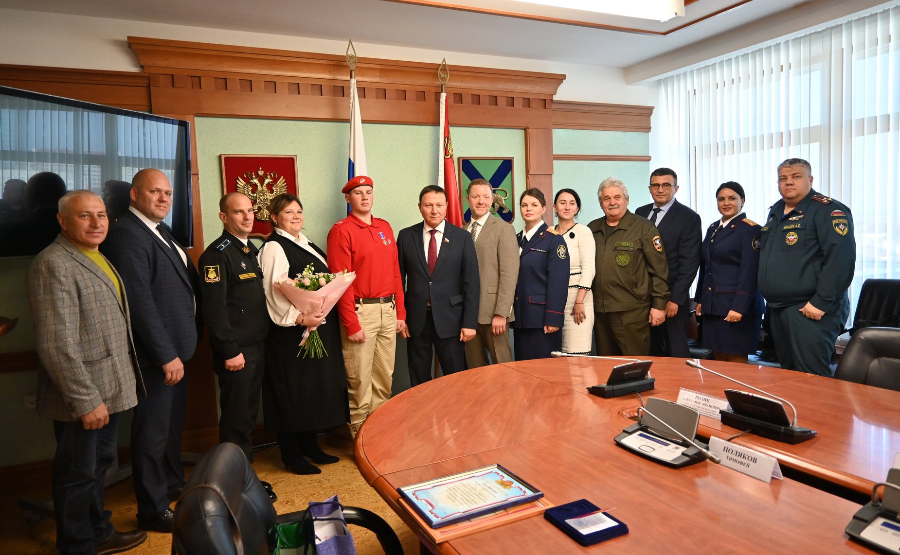 Александр Ролик во время региональной недели в торжественной обстановке вручил памятную медаль Совета Федерации «За проявленное мужество» школьнику из села Чугуевка Приморского края Тимофею Полякову