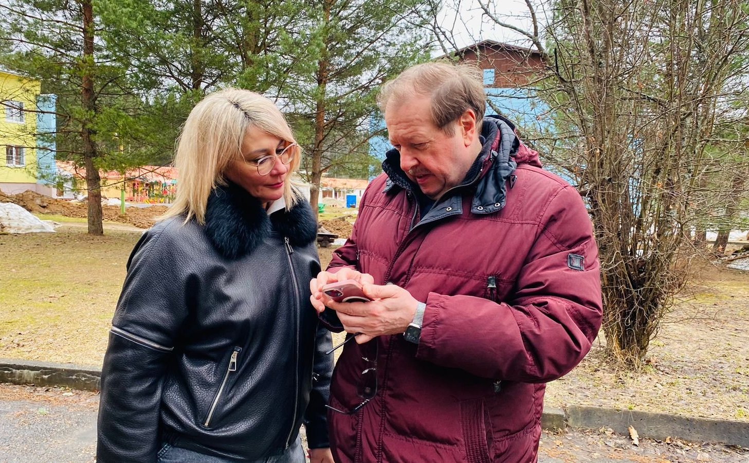 Наталия Косихина и Александр Русаков в ходе поездки в регион проверили ход строительства быстровозводимых корпусов и благоустройства территории в детском оздоровительно-образовательном центре имени А. Матросова