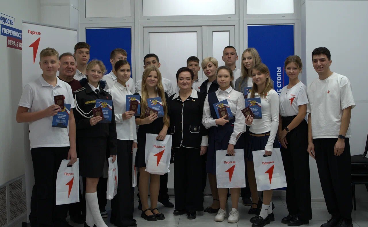 Лариса Мельник поздравила севастопольских школьников с вручением паспортов граждан Российской Федерации