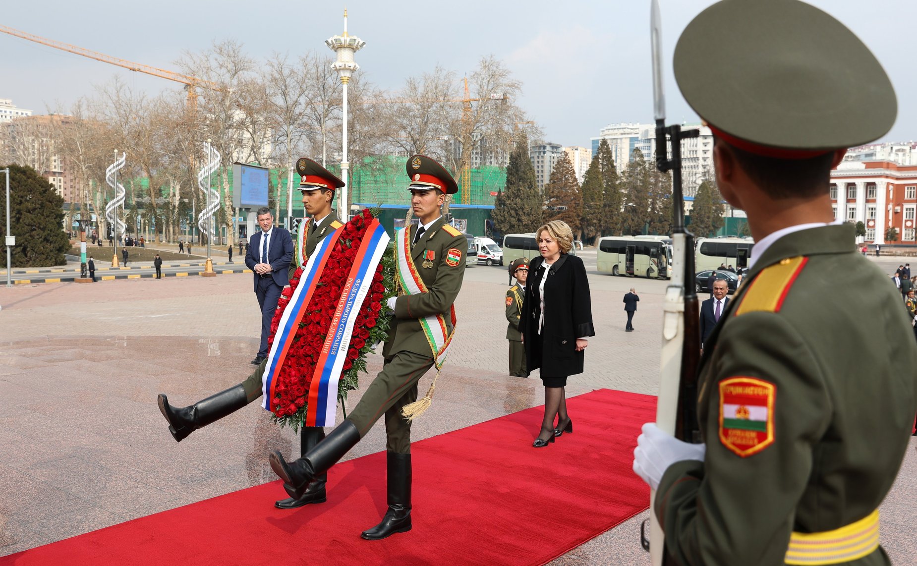Делегация Совета Федерации во главе с Председателем СФ Валентиной Матвиенко посетила мемориальный комплекс «Национальное единство и возрождение Таджикистана» и сенаторы возложили венок к памятнику Исмоили Сомони