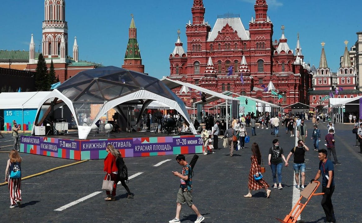 На книжном фестивале «Красная площадь»–2021 Екатерина Алтабаева представила монографию по истории Севастополя